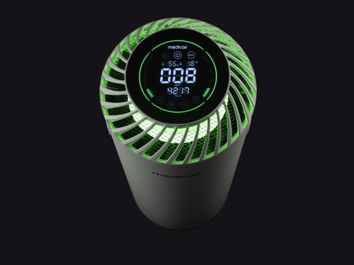 MedicAir Pro top display reading 008 µg/m³ with a green light ring, viewed from above on a dark background
